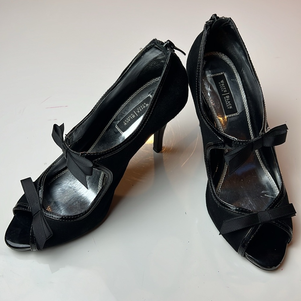 🖤WHITE HOUSE BLACK MARKET BLACK VELVET HEELS WITH BOWS SIZE  7 MEDIUM 🖤